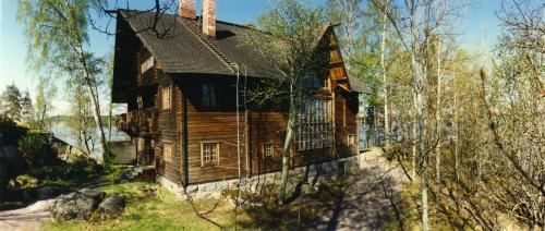 Kuvassa on Halosenniemen päärakennus, Tuusulan museo, valokuva: Mauri Kalima
