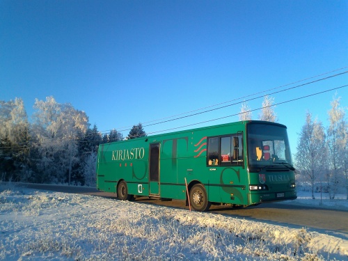 Kirjastoauto Lukijan Onni talvimaisemassa.