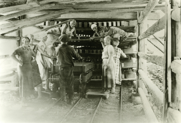 Tiilennostelijoita Jokelan tiilitehtaalla 1930-luvulla
