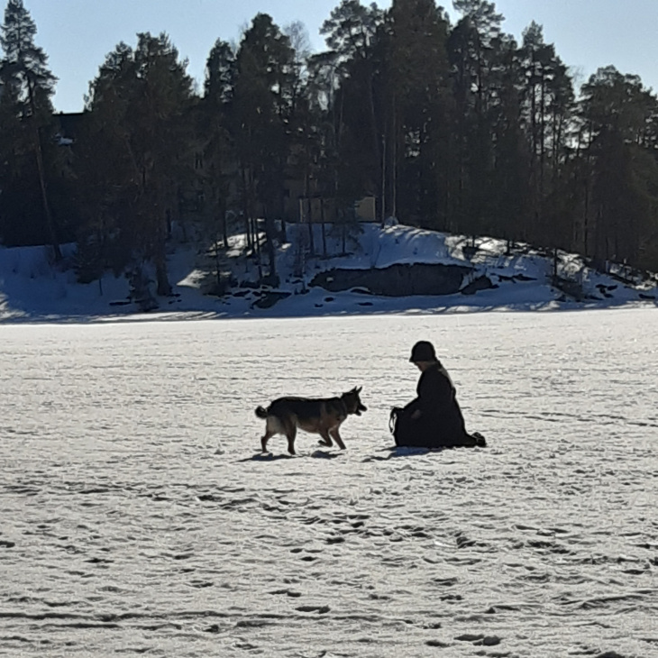 Martta Wendelinin roolissa Marika Sampio-Utriainen kuvauksissa Tuusulanjärven jäällä 2022. 