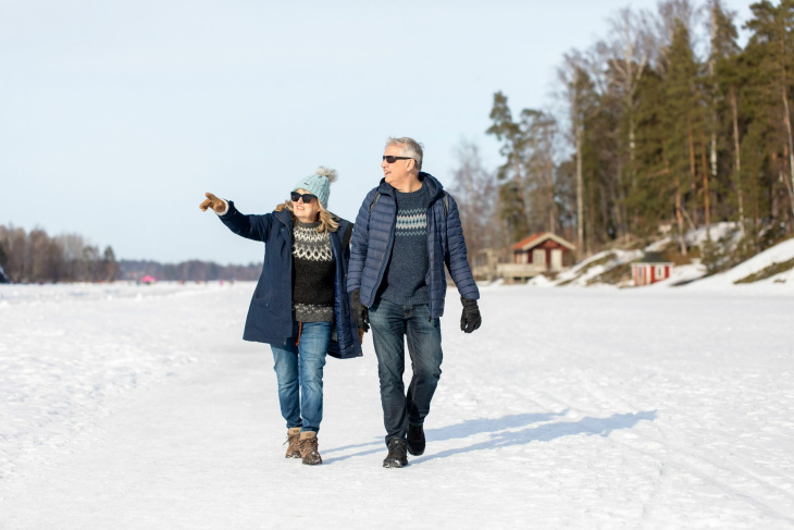 Pariskunta kävelemässä Tuusulanjärven jäällä. 