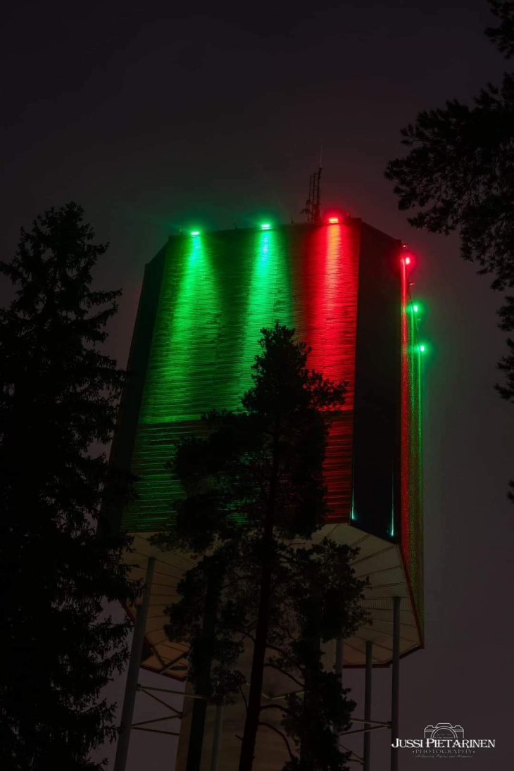 Kievarin vesitornin punavihreä jouluvalaistus