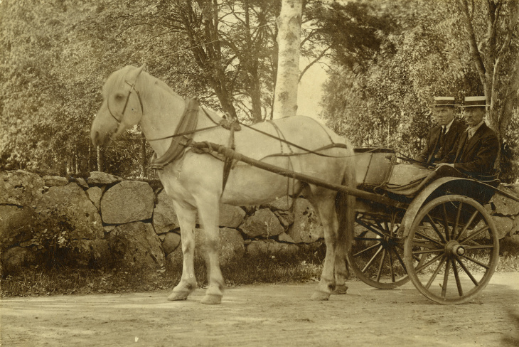 Tuusulan kirkon kiviaidan edustalla Fabian Lindroos ja Aksel Viklund hevosineen 1910-luvulla. Kuva Tuusulan museo web